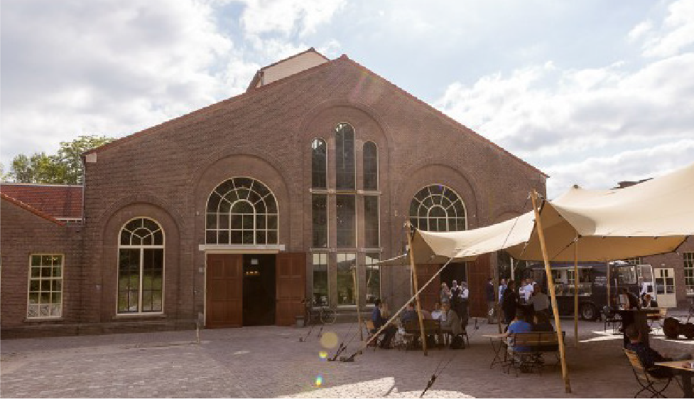 Foto van de Mauritskazerne met op de voorgrond een tent 