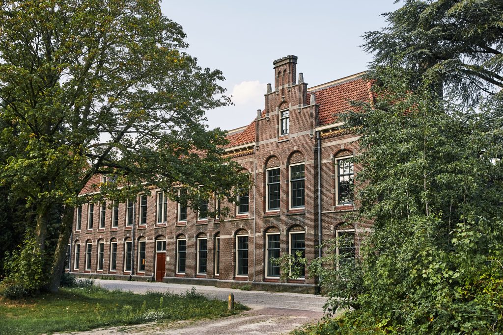 Foto van een van de gebouwen op het voormalige kazerneterrein Maurits Noord