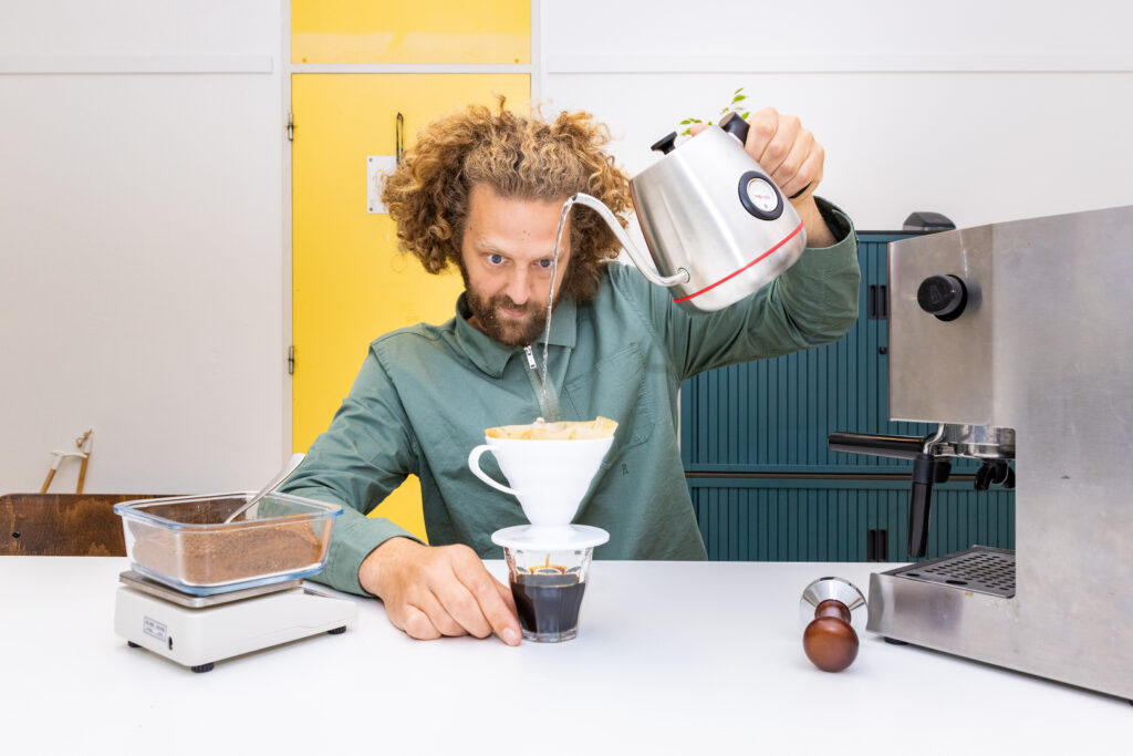 David Klingen van de start-up Northern Wonder giet koffie op