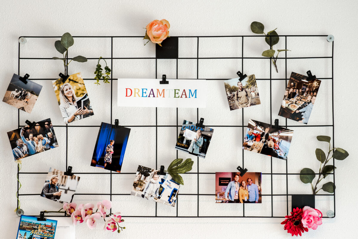 prikbord met in het midden de tekst "dream team"